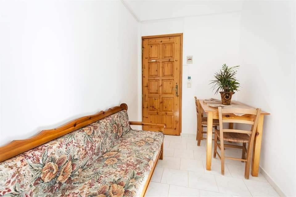 Michalis Litinas Apartments Agia Marina المظهر الخارجي الصورة